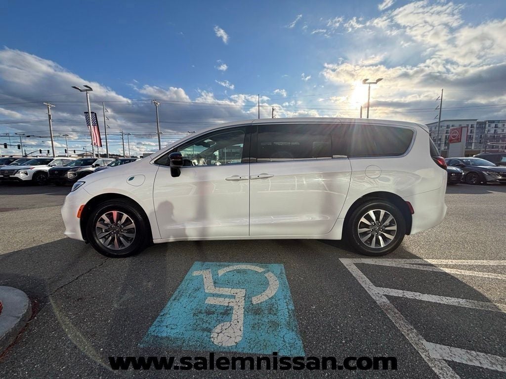 2024 Chrysler Pacifica Hybrid Select