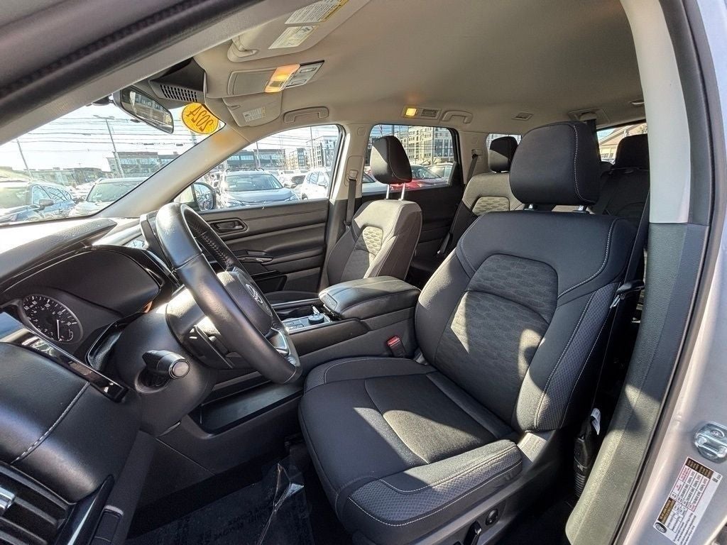 2024 Nissan Pathfinder SV