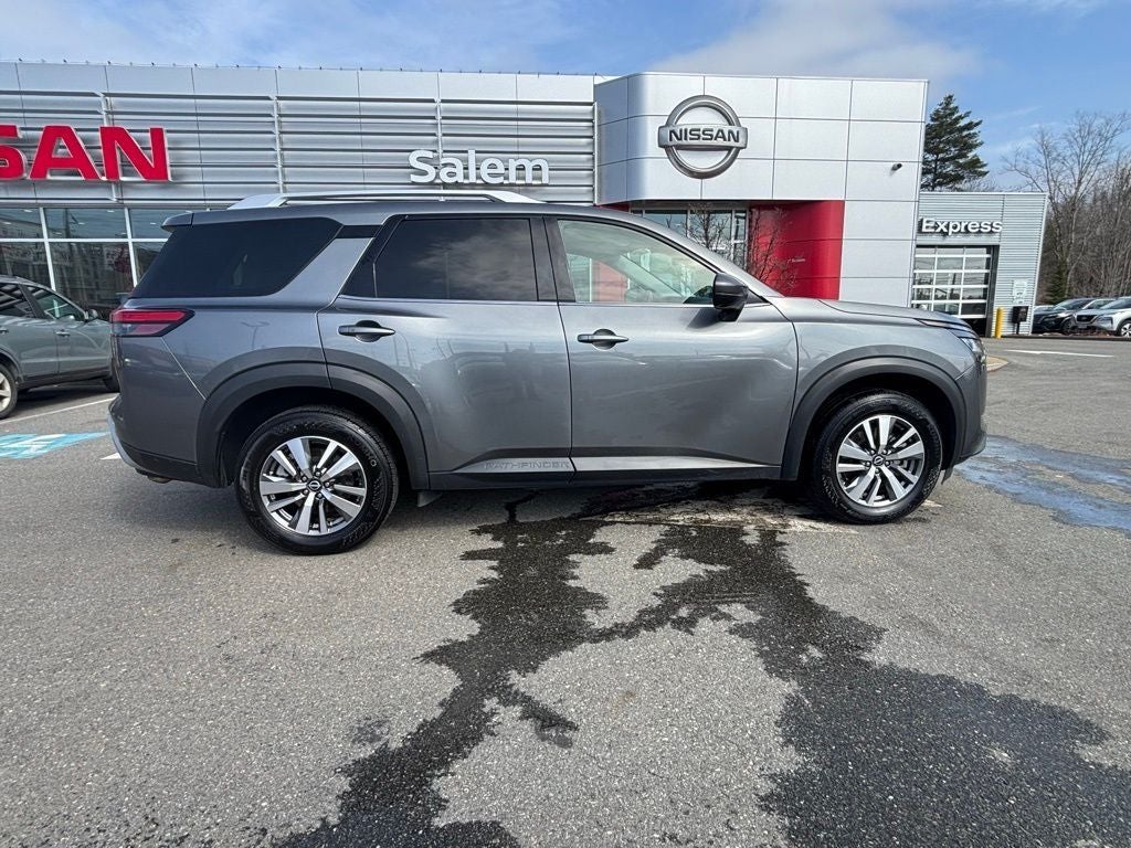 2023 Nissan Pathfinder SL