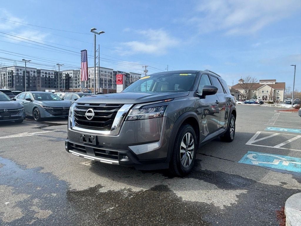 2023 Nissan Pathfinder SL