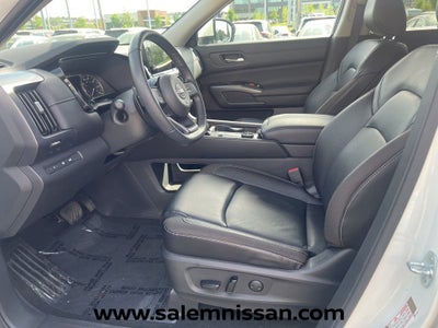 2023 Nissan Pathfinder SL