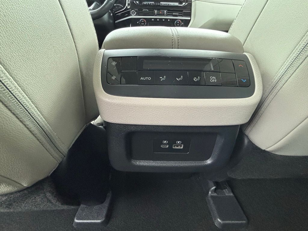 2024 Nissan Pathfinder SL