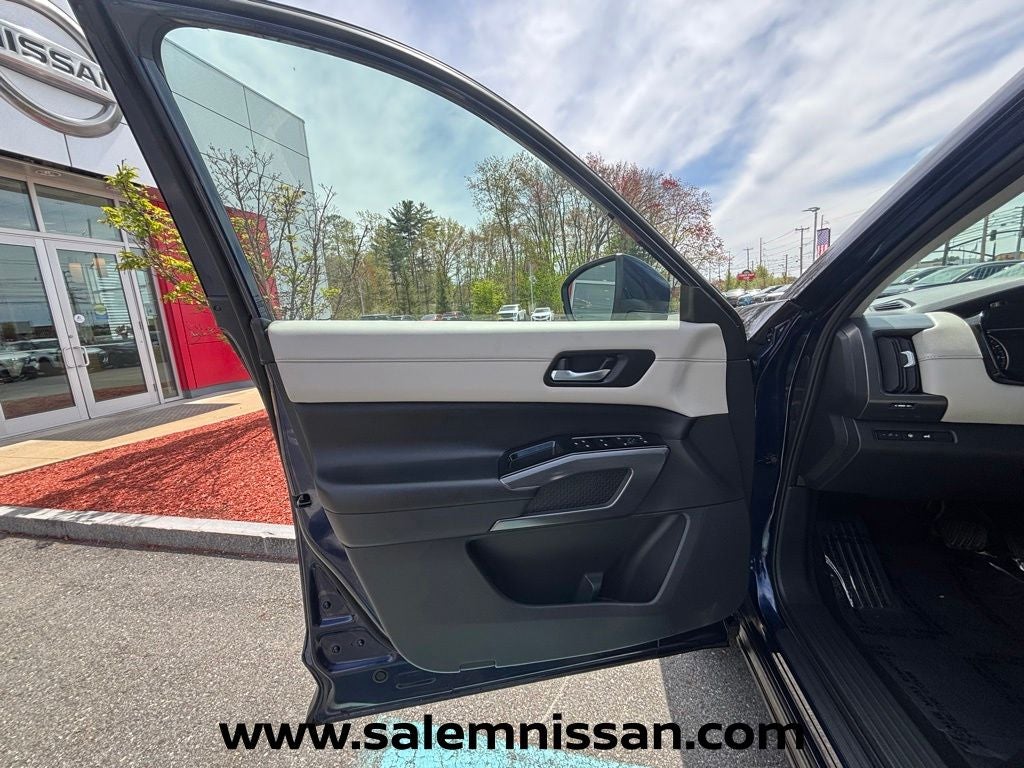 2023 Nissan Pathfinder SL