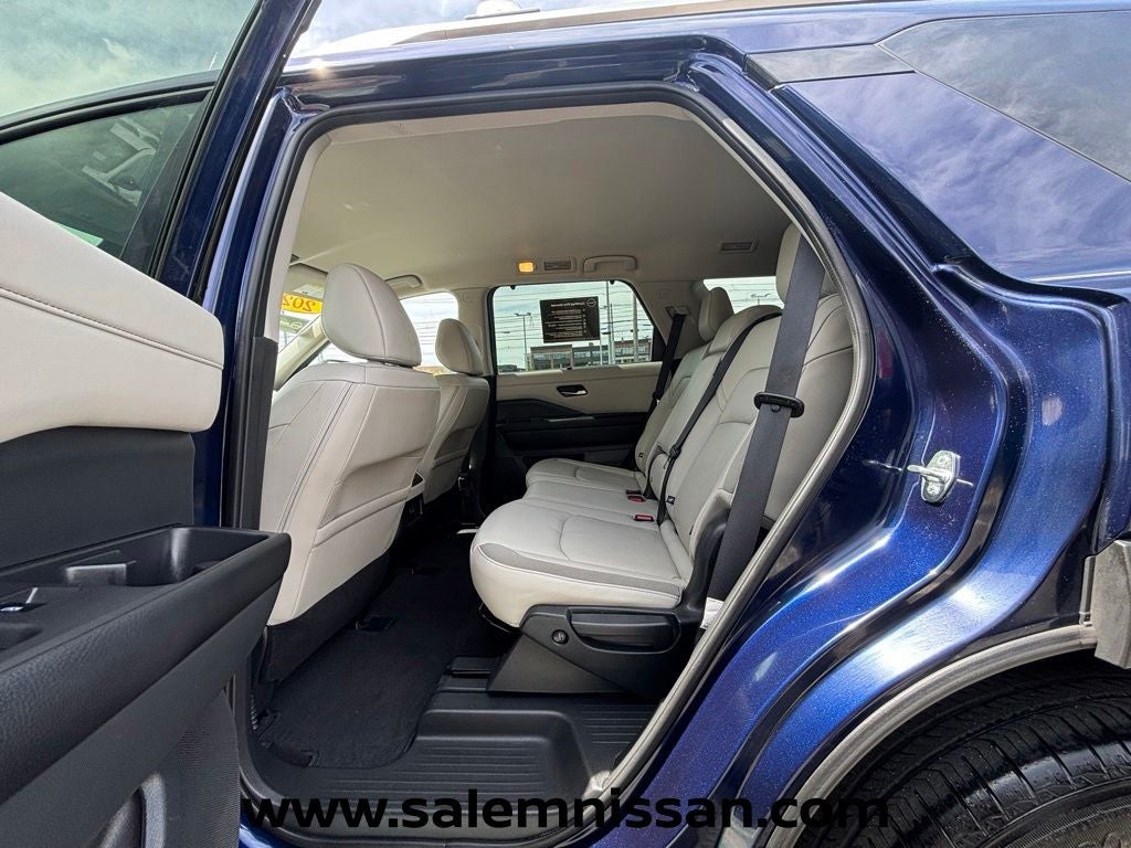 2023 Nissan Pathfinder SL