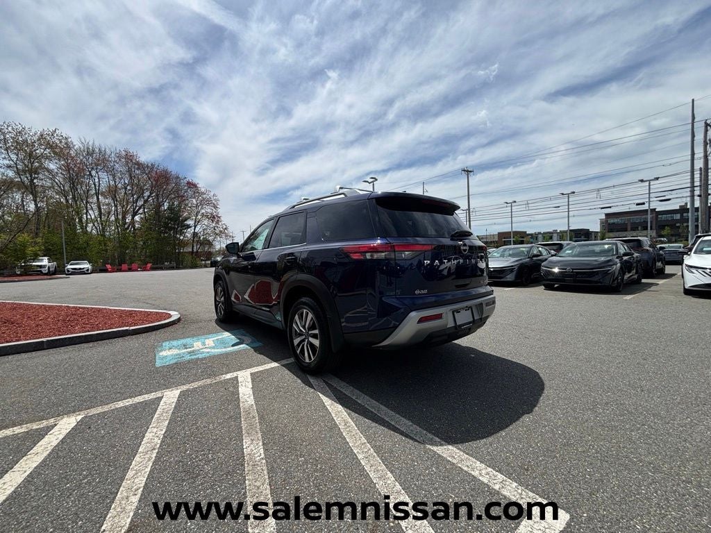 2023 Nissan Pathfinder SL