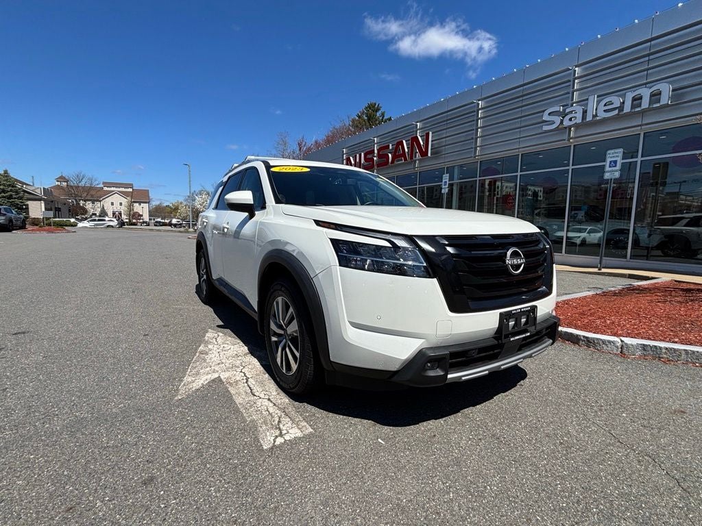 2023 Nissan Pathfinder SL