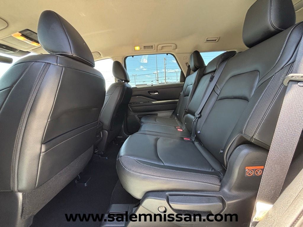 2023 Nissan Pathfinder SL