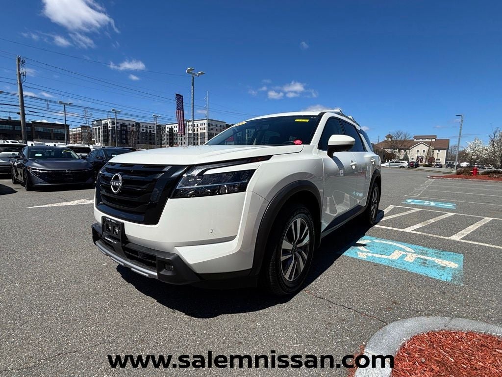 2023 Nissan Pathfinder SL