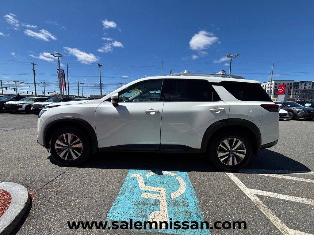 2023 Nissan Pathfinder SL