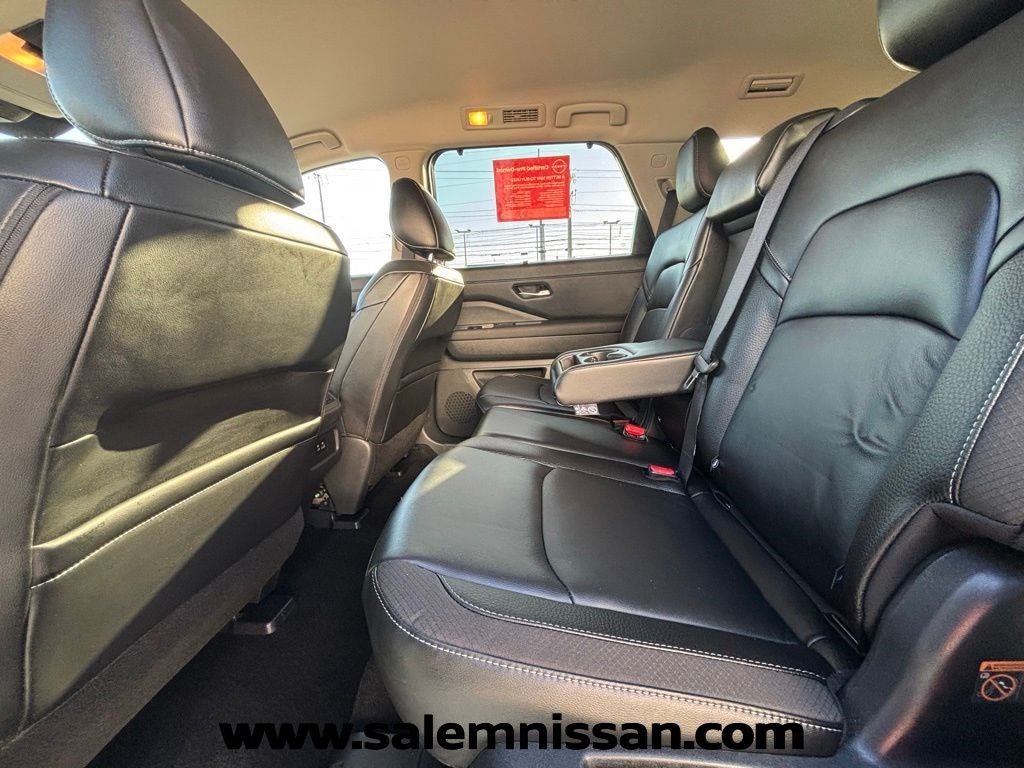 2025 Nissan Pathfinder SL