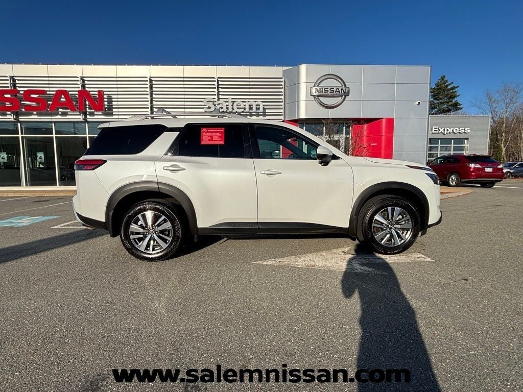 2025 Nissan Pathfinder SL