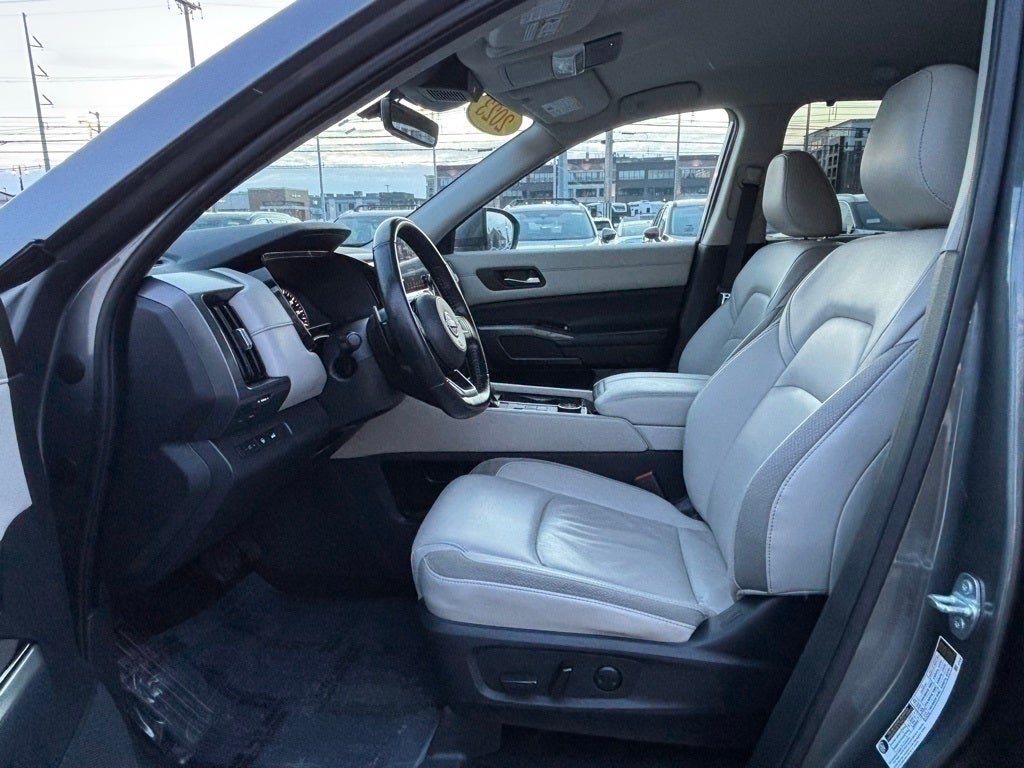2023 Nissan Pathfinder SL