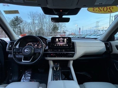 2023 Nissan Pathfinder SL