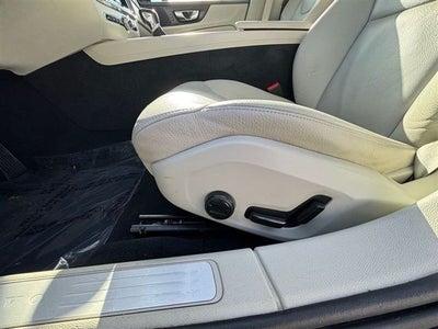 2020 Volvo S60 T6 Momentum